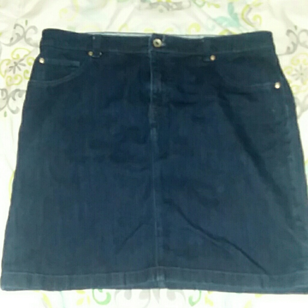 Blue jean skirt.